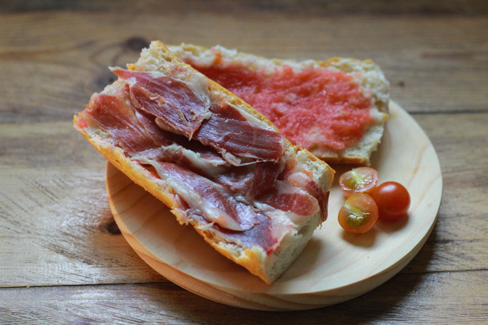 BROT, TOMATEN UND IBERISCHER SCHINKEN 