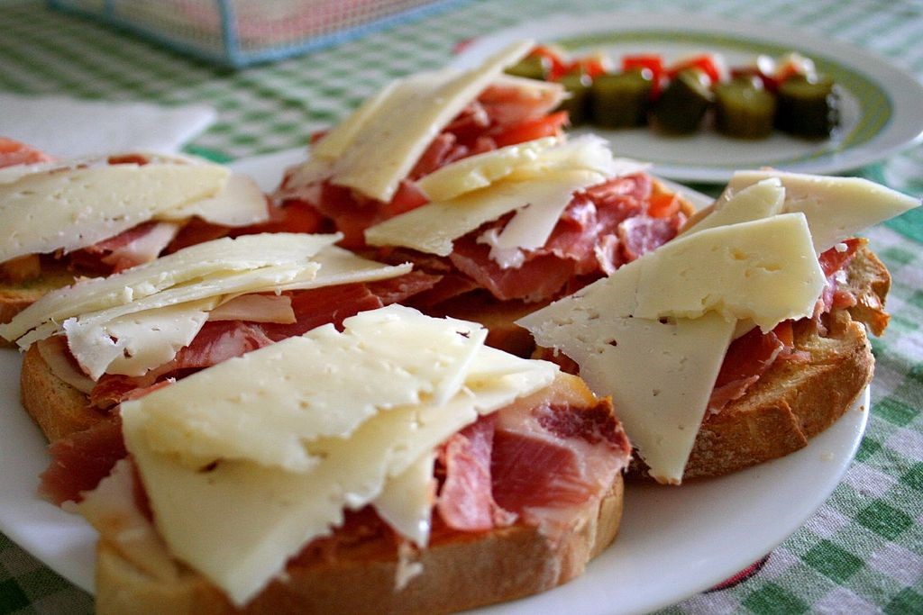 TAPAS MIT IBERISCHEM SCHINKEN